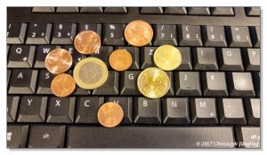 Symbolbild: Geldmünzen auf der Tastatur