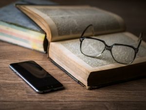 Smartphone, Buch, Brille