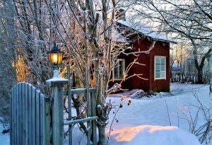 Schwedisches Ferienhaus im Schnee mit Lampe