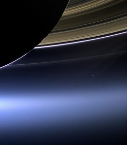 Blick an den Saturnringen vorbei auf die Erde (Aufnahme der Sonde "Cassini" im Jahr 2013)